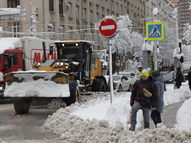 В Краснодаре ликвидируют последствия снегопада